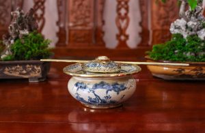 Điếu bát men rạn bọc đồng cổ kính