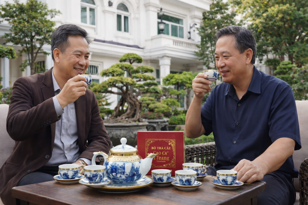 ấm chén Bát Tràng men lam bọc đồng