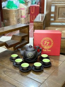 ấm chén in logo doanh nghiệp xây dựng thương hiệu bền vững