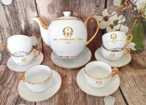 ấm chén trắng vẽ vàng in logo doanh nghiệp